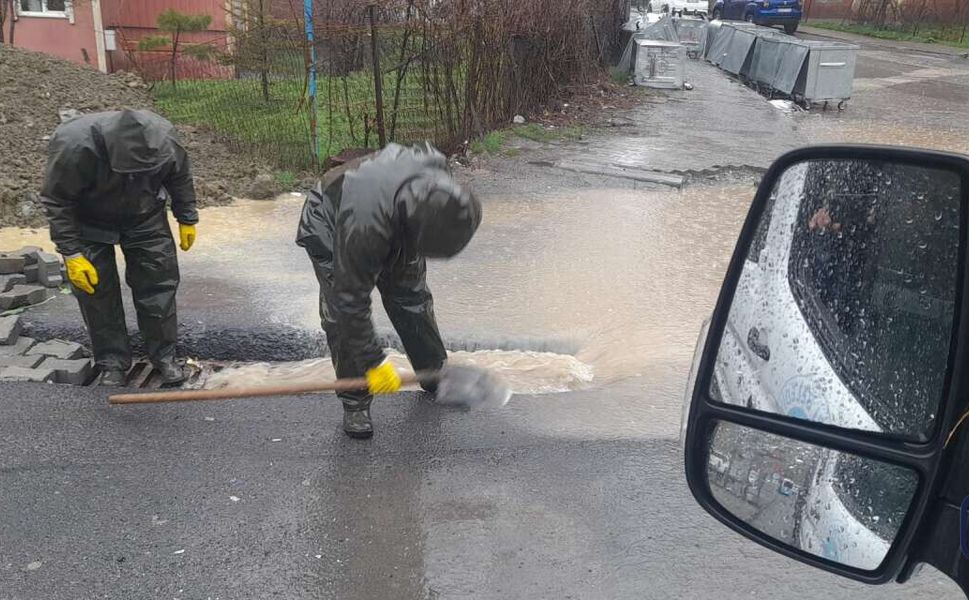 Hakkari’de Yağışlar Hayatı Felç Etti, Gözler Karayolunda