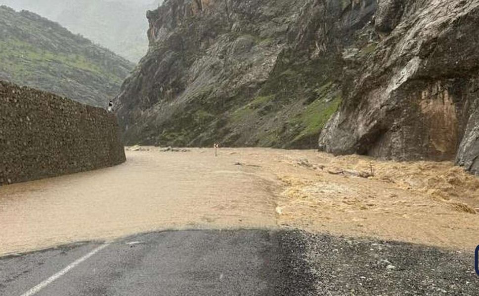 Derecik Yolu İki Gündür Kapalı: Heyelan ve Taşkınlar Ulaşımı Felç Etti