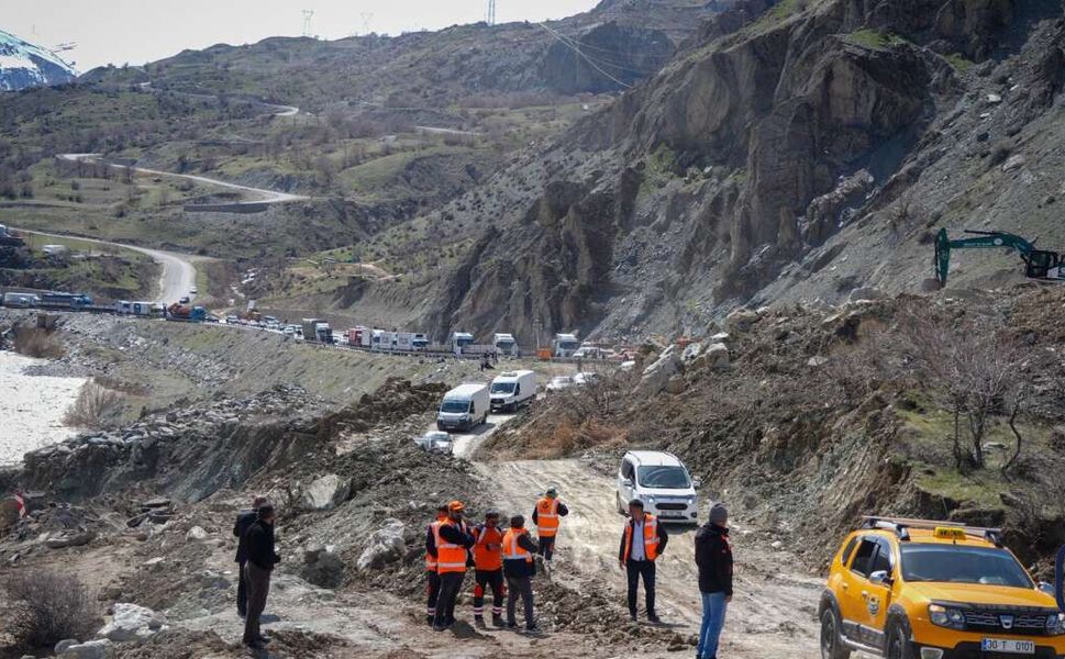 Valilik Açıkladı: Hakkari-Van Yolu Ulaşıma Kapalı
