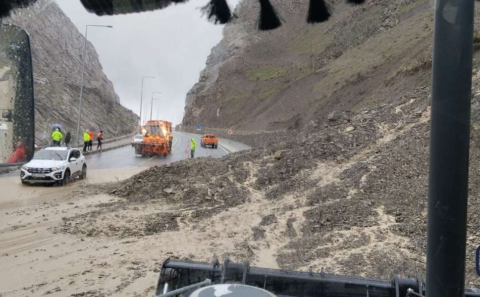 Hakkari–Van Karayolu Depin Mevkiinde Heyelan Yaşandı