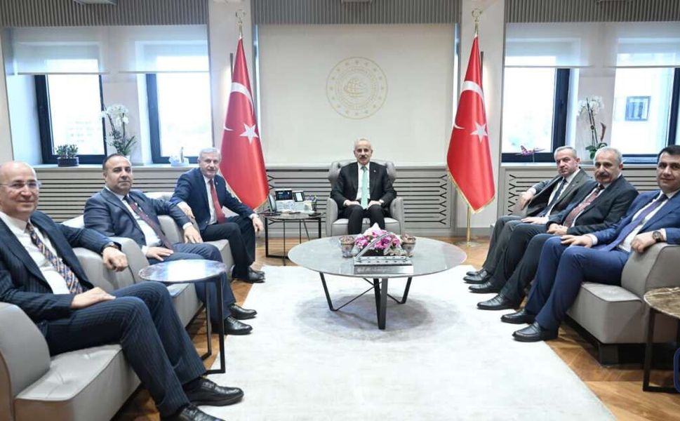 Hakkari Heyeti Bakan Uraloğlu ile Görüştü: Yol Sorunları Masaya Yatırıldı