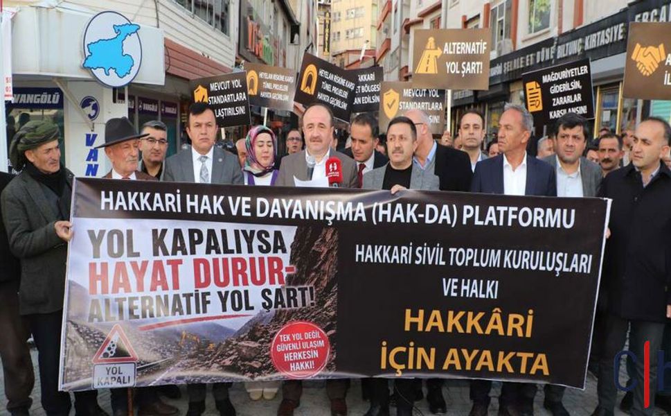 Hakkari’de heyelan tepkisi: “Yol kapalı, mağduriyet büyüyor”