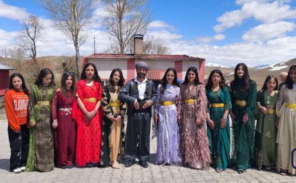 Hakkârili öğretmenden köy okulunda anlamlı 23 Nisan