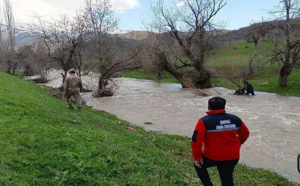Hakkari'de dereye düşen çocuk için arama çalışması başlatıldı