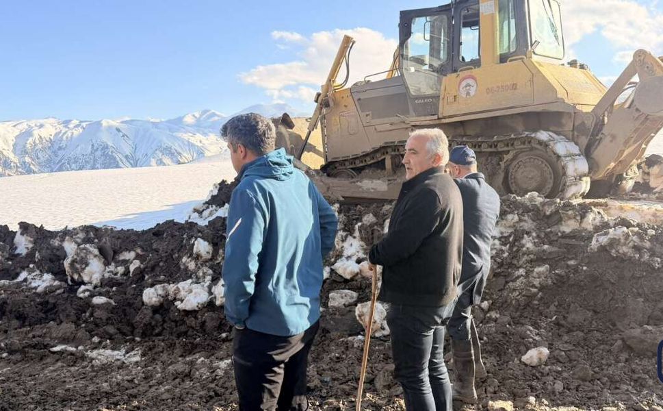 Heyelanlı yolda çalışmalara eleştiri: “Bu yöntem kalıcı çözüm değil”