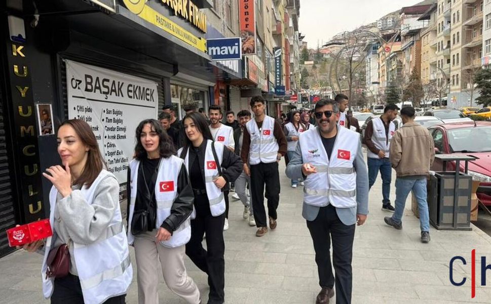 Hakkari'de Geciken 23 Nisan sevinci: Gönüllüler çocukları mutlu etti