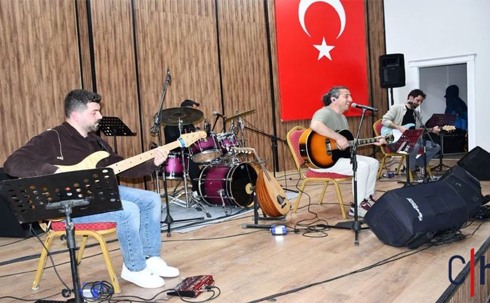 Hakkari’de Müzik Dolu Akşam: Taşdoğan Sahne Aldı