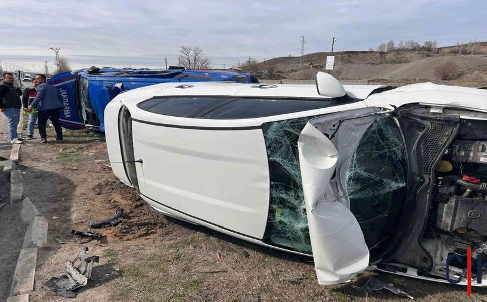 Jandarma Aracı ve 2 Otomobil Çarpıştı: 6 Kişi Yaralandı