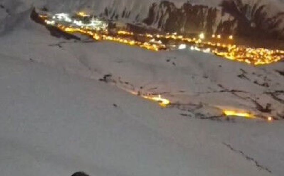 Hakkari’de Geceye Renk Katan Tilkiler: Zirvede Oyun Zamanı