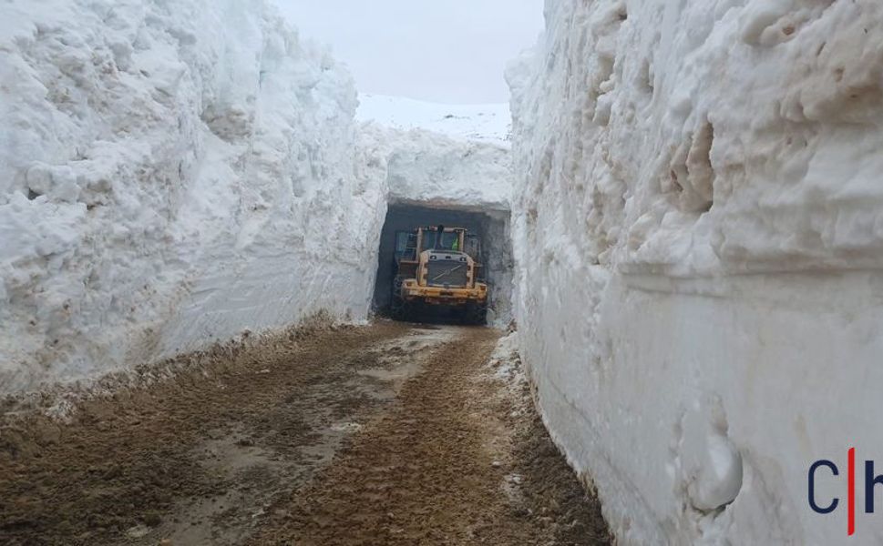 Hakkari'de Kar Kalınlığı 4 Metreyi Buldu, Ekskavatörler Devreye Girdi