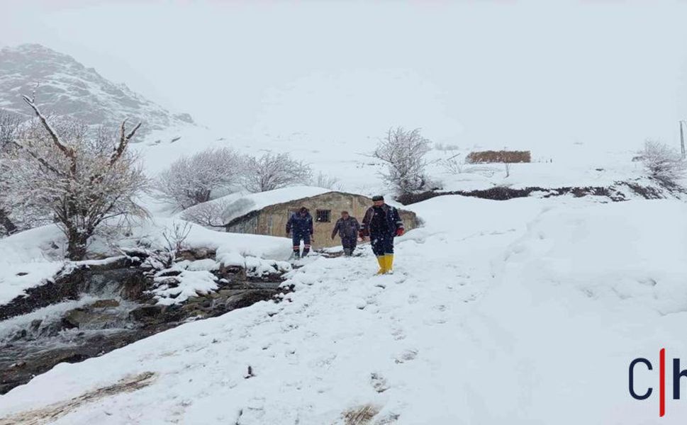 Hakkari’de Kar ve Yağışa Rağmen Çalışmalar Sürüyor