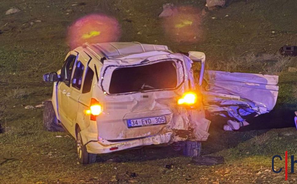 Araç şarampole yuvarlandı, 1 ölü, 1 ağır yaralı