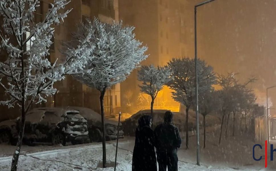 Yüksekova’da Nisan sürprizi: İlçe yeniden beyaza büründü