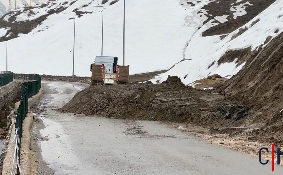 Yüksekova’da heyelan tehlikesi: 5 gündür ulaşım tek şeritten sağlanıyor