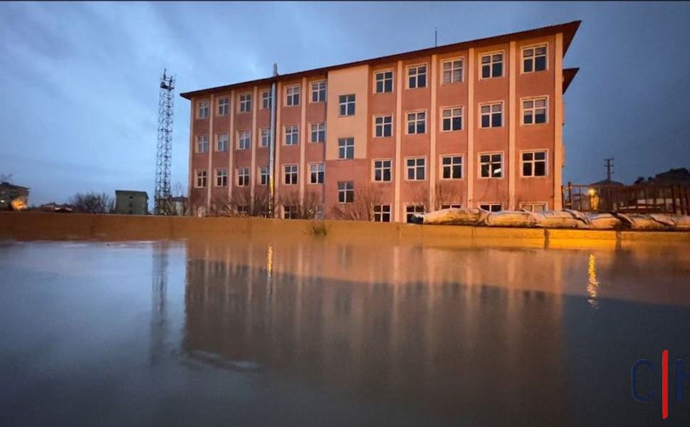 Yüksekova’da sağanak alarmı: Lise bahçesini su bastı