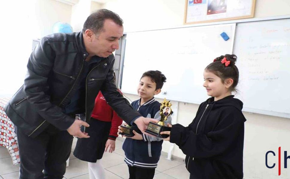 Hakkari’de okuma yarışmasına özel ödül: Öğrencilere fotoğraflı kupa