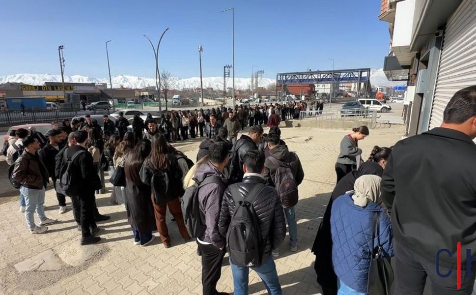 Yüksekova’da kütüphane önünde uzun kuyruklar: Öğrenciler yer bulamıyor