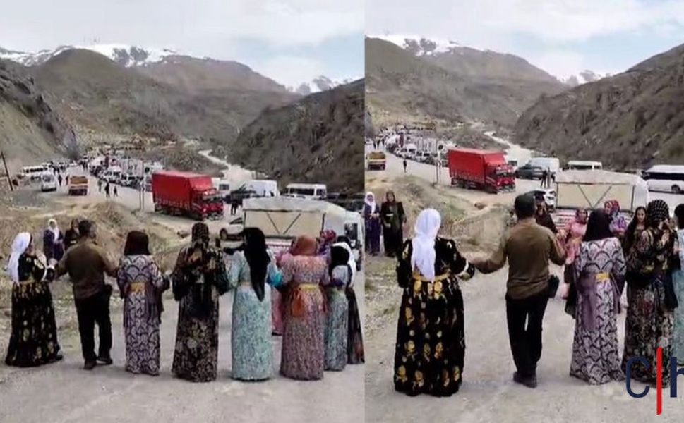 Hakkari'de Heyelan Yolu Kapattı, Nişan Konvoyu Halayla Bekledi