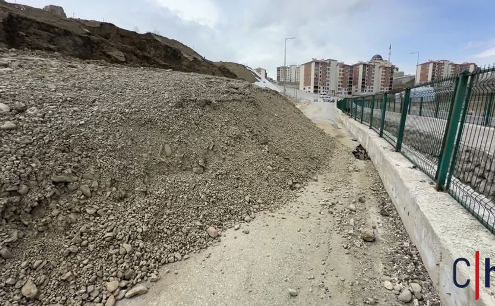 Yüksekova’da Heyelan Tehlikesi: 13 Gündür Yol Tek Şeritten Veriliyor