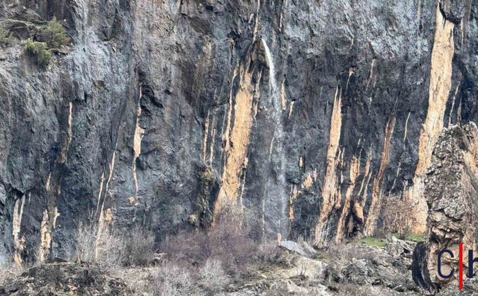 Doğa Şaşırttı: Kaya İçinden Fışkıran Su Görüntülendi