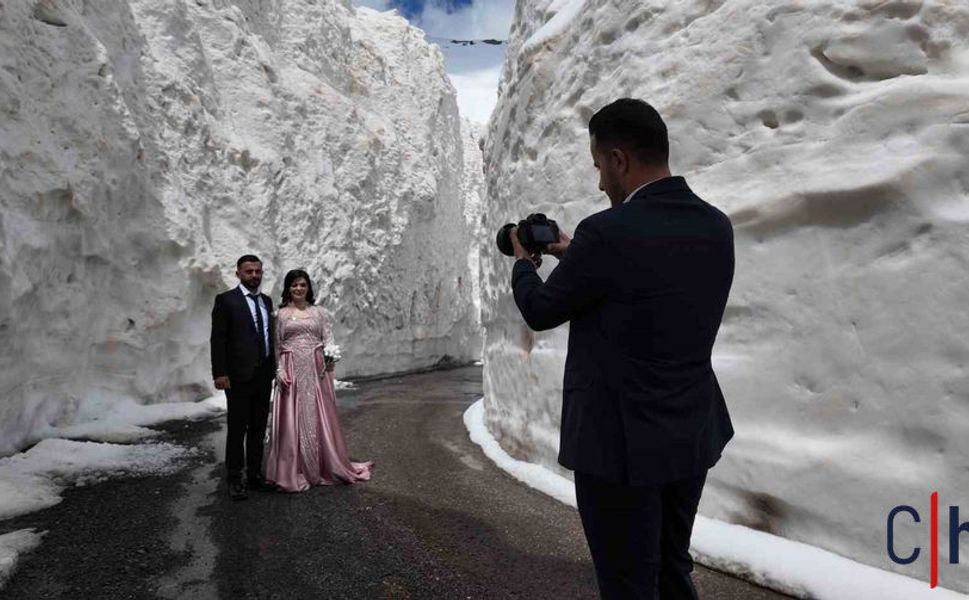 Çiftten Ezber Bozan Kareler: Stüdyoyu Değil, 10 Metrelik Kar Tünelini Seçtiler!
