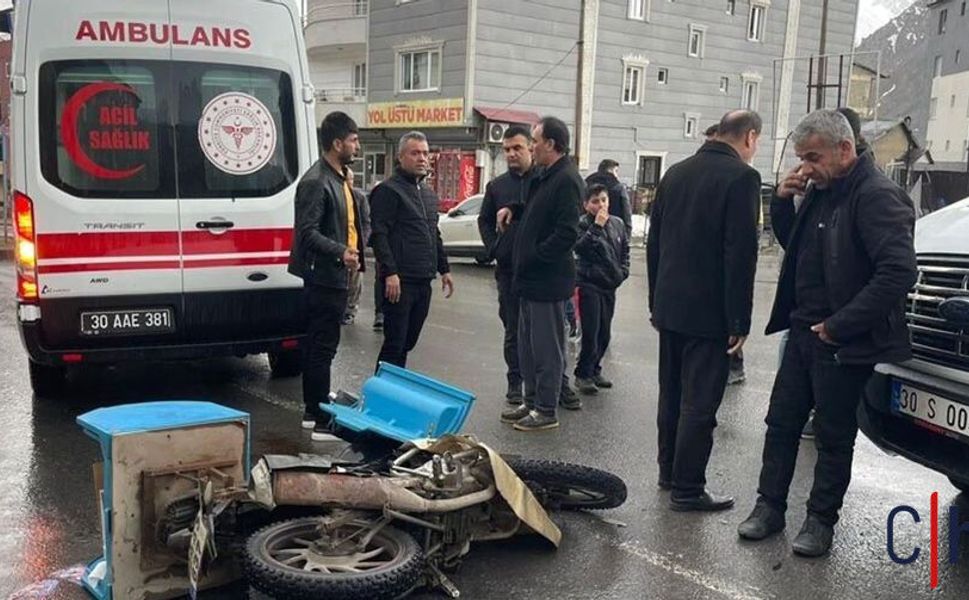 Hakkari’de minibüs ile motosiklet çarpıştı: Kurye yaralandı