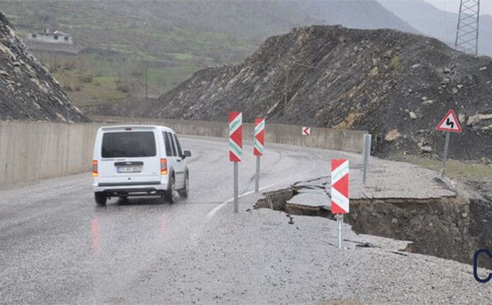 Hakkari-Van Karayolu Çöktü: Başkan Tekin Sert Eleştirdi!