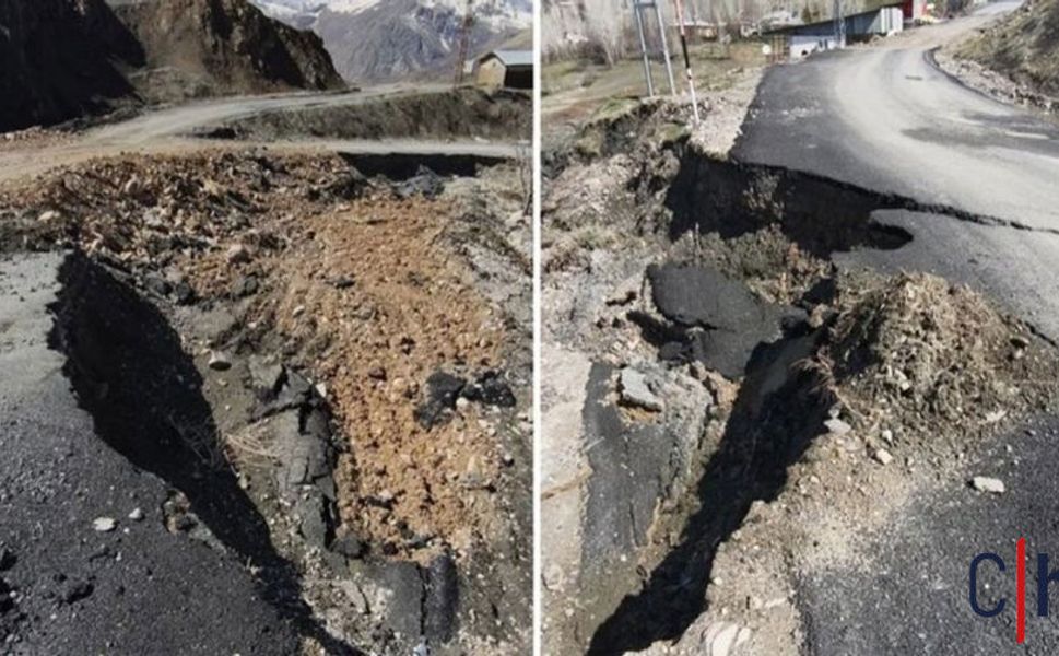 Hakkari Duran kaya yolunda heyelan: Yol ikiye bölündü