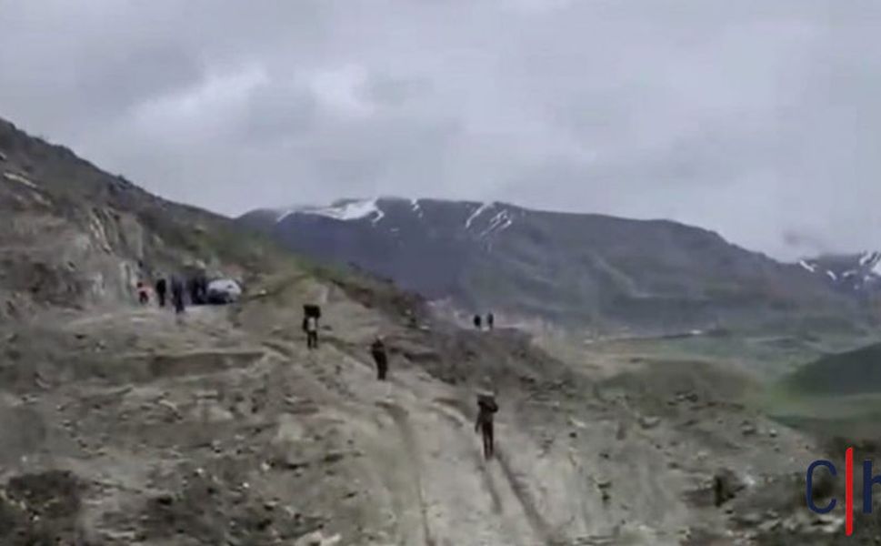 Hakkari'de Heyelan Yolu Kapattı: Yurttaşlar Kilometrelerce Yürümek Zorunda Kalıyor