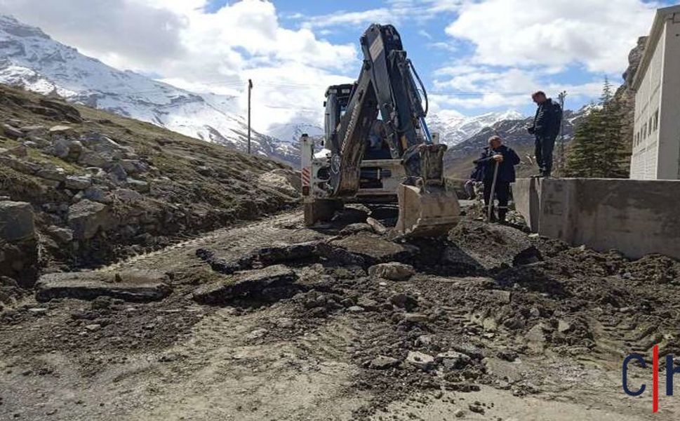Hakkari’de Çöken Yollar İçin Bakım ve Onarım Çalışmaları Hızlandı