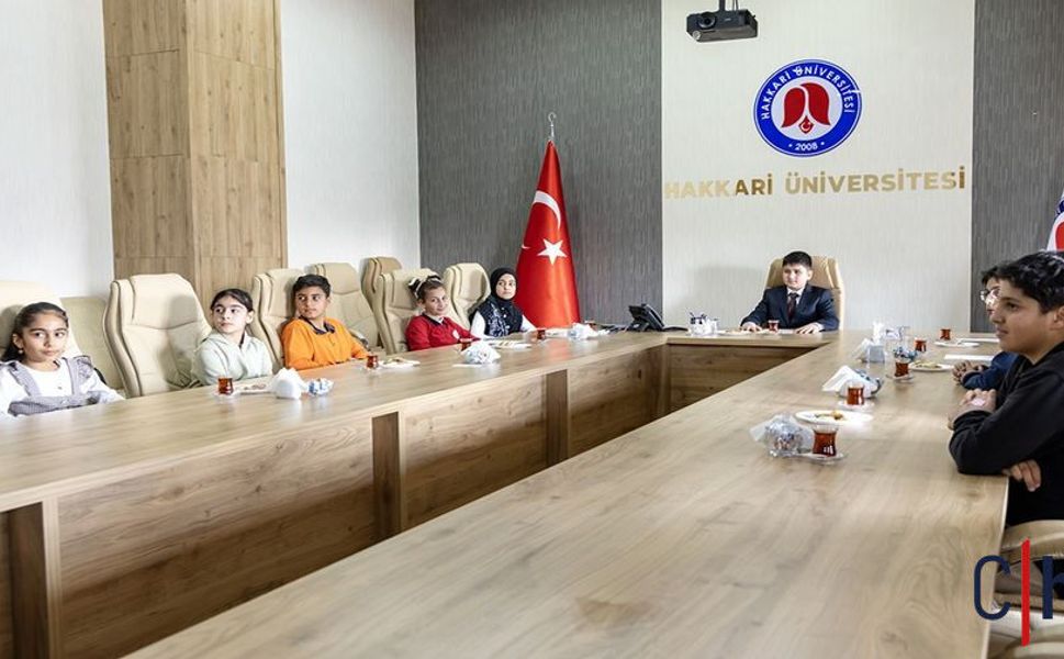 Hakkari Üniversitesi’nde 23 Nisan’da “Çocuk Senatosu” Heyecanı