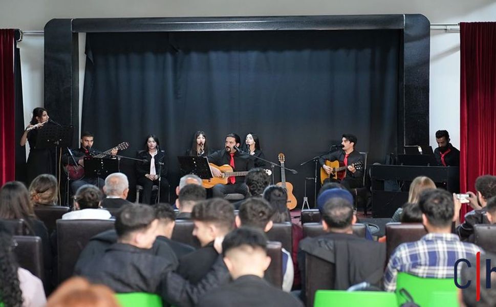 Hakkari’de Gitarlar Nostalji İçin Tınıladı: Kampüste Müzik Ziyafeti