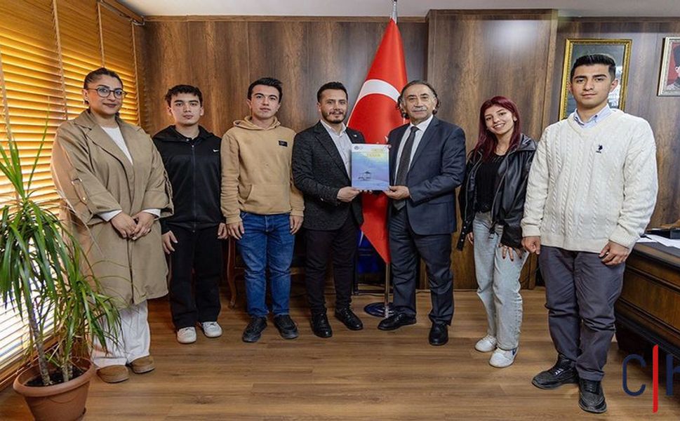 Hakkari Üniversitesi’nde Öğrencilerden Rektöre Anlamlı Ziyaret