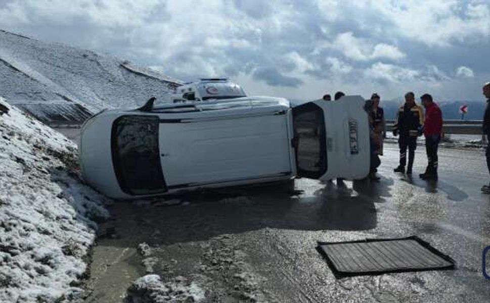Van-Hakkari Karayolunda Araç Devrildi Yaralılar var