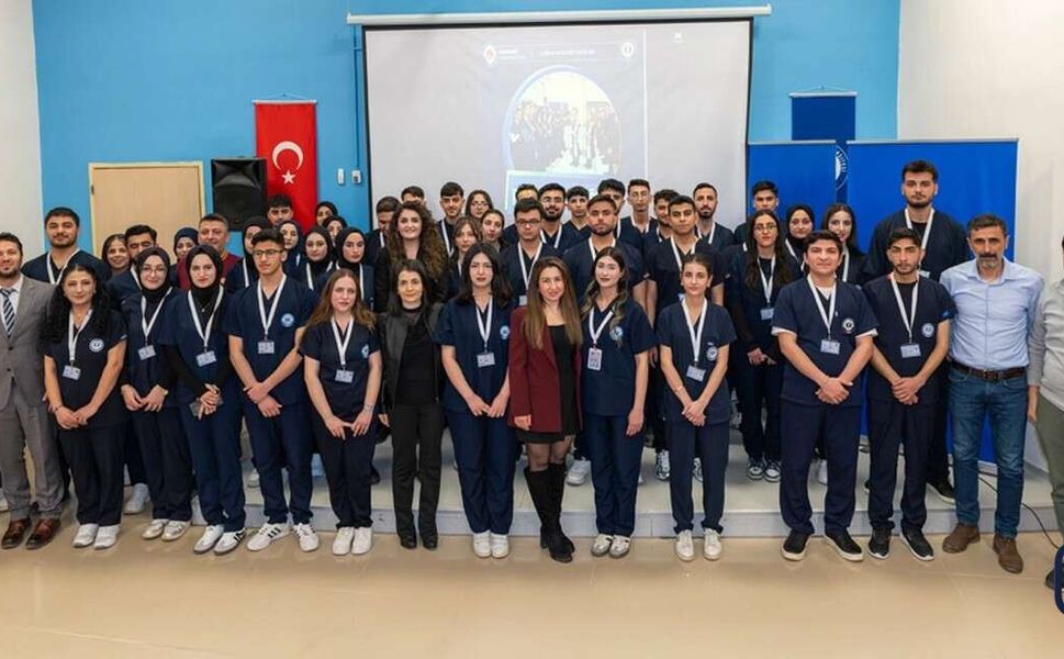 Hakkari Üniversitesi’nde Hemşire Adayları Üniforma Heyecanı Yaşadı