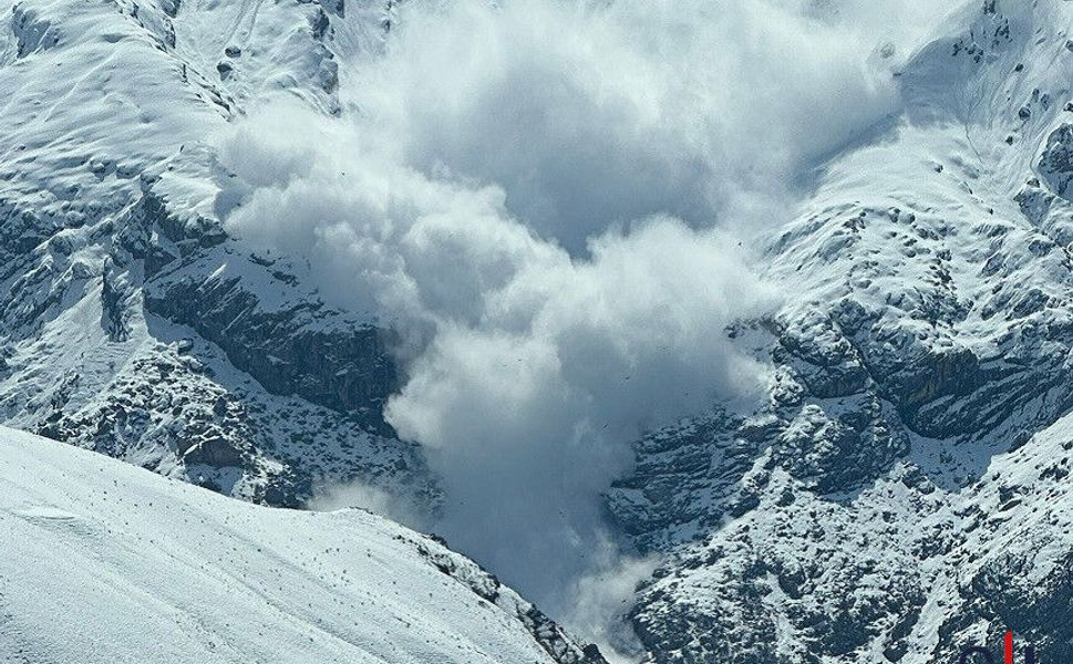 Sümbül Dağı Zirvesinden Çığ İndi: Zap Suyu’nun Akışı Durdu