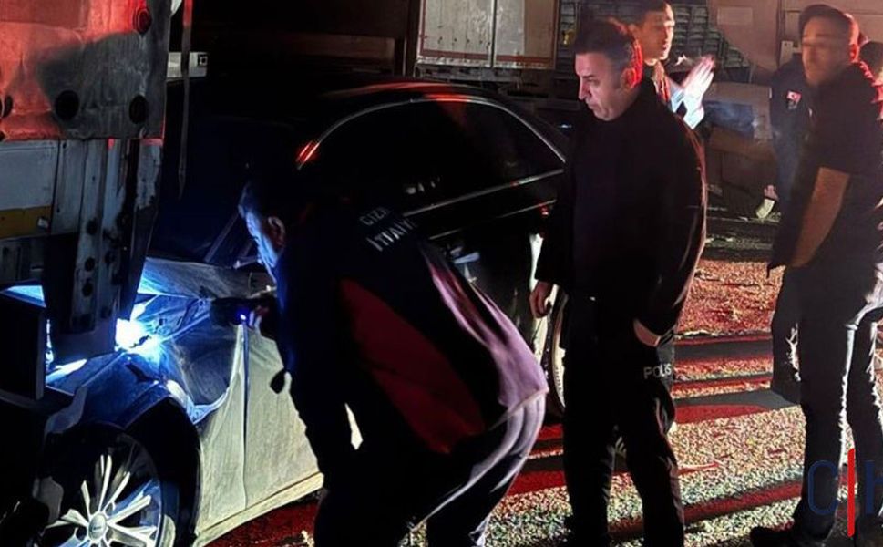 İnanılmaz Kaza: Lüks Otomobil İki Tır Arasında Kağıt Gibi Ezildi!