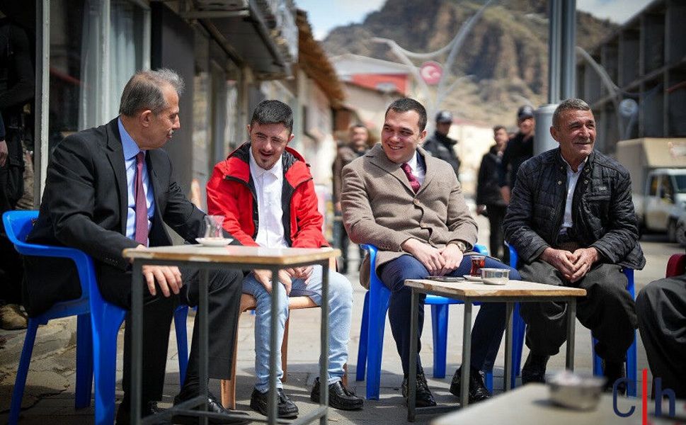 Vali Taşyapan Çukurca’da Sahaya İndi: Esnaf ve Vatandaşın Taleplerini Dinledi