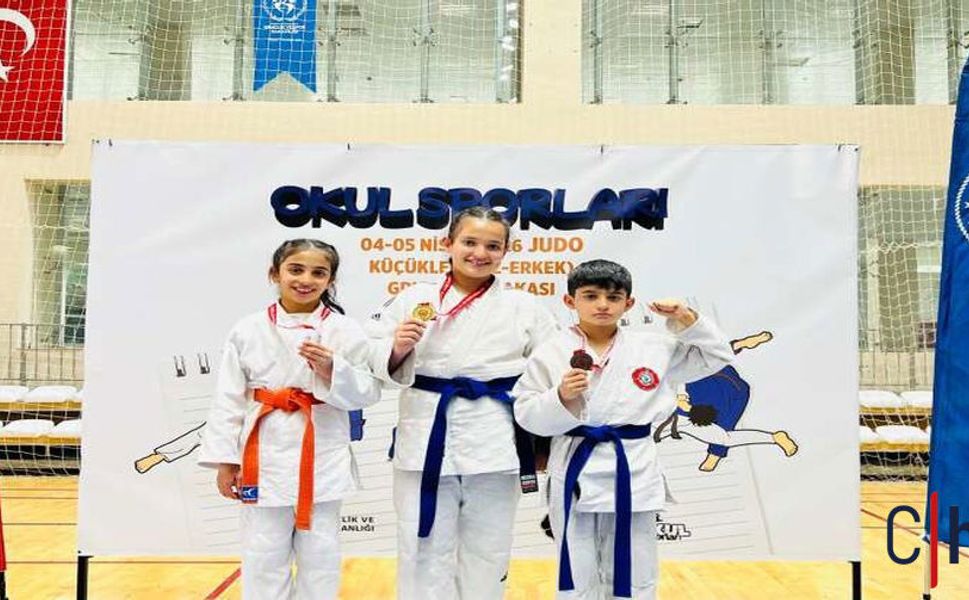 Hakkarili sporculardan Siirt’te büyük başarı