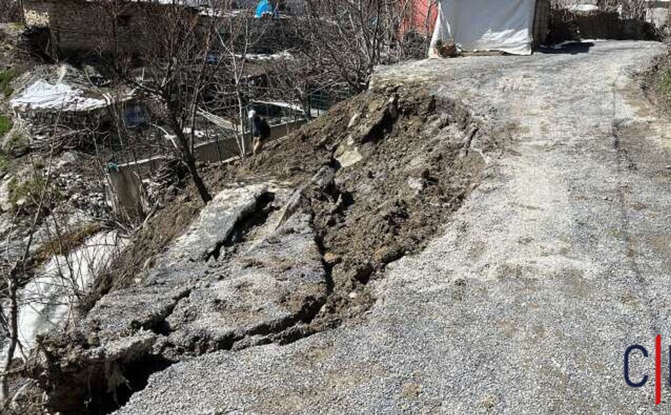 Hakkari’de Heyelanlar Sonrası Yol Onarımları Sürüyor
