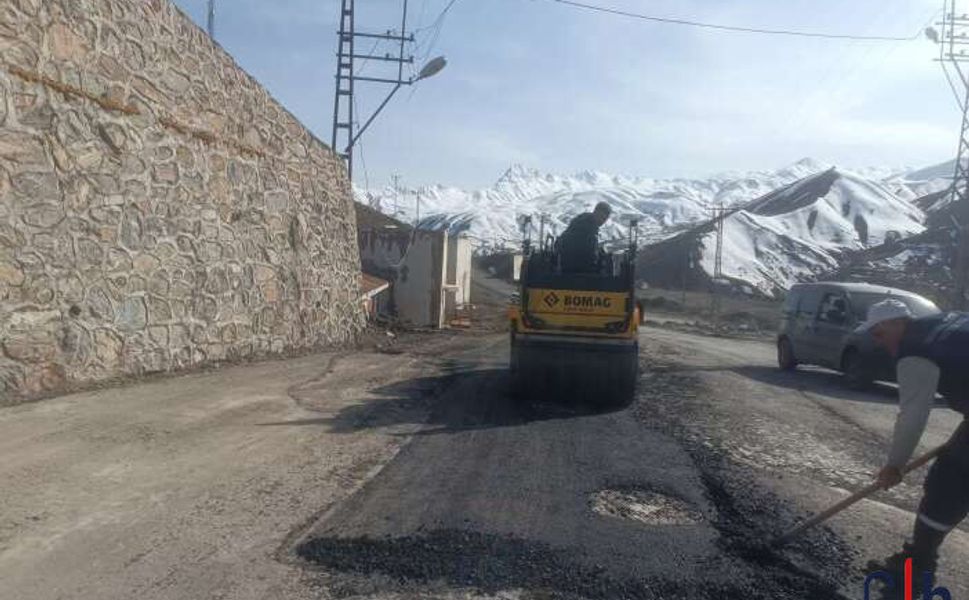 Hakkari Belediyesi’nden Yol Seferberliği