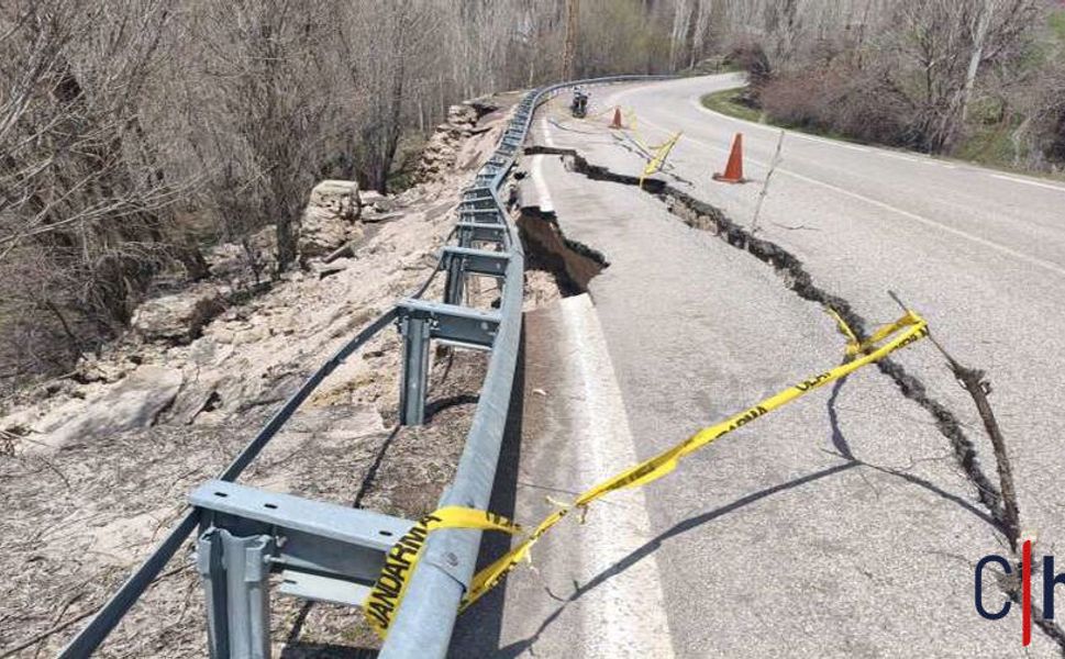 Bağışlı yolunda tehlikeli çökme: Ulaşım risk altında