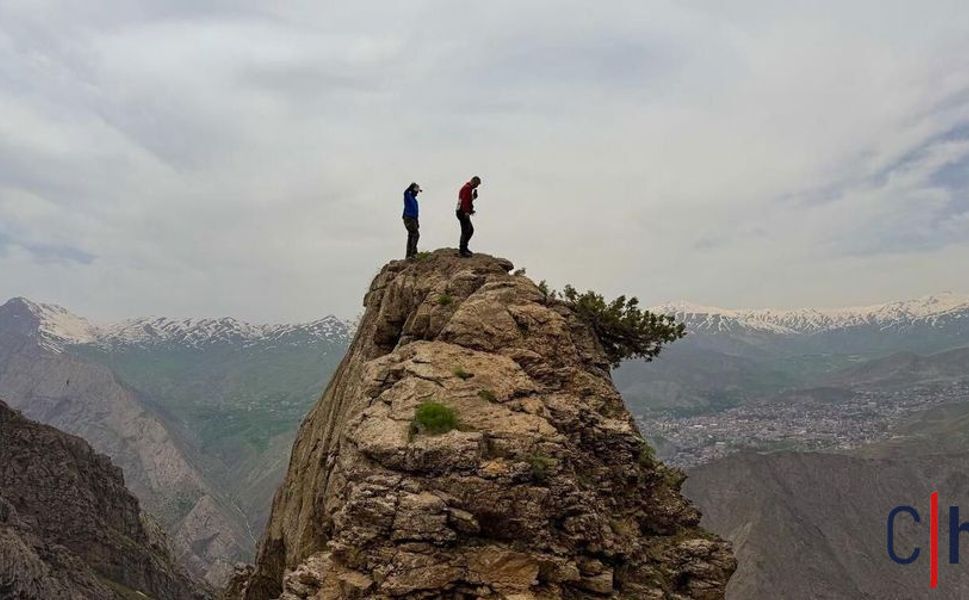 Hakkari'de Zirve Tutkusu! CİSAD Dağcıları 2 Bin 500 Rakımdaki Mağarada Geceleyip Sümbül Dağı'na Tırmandı