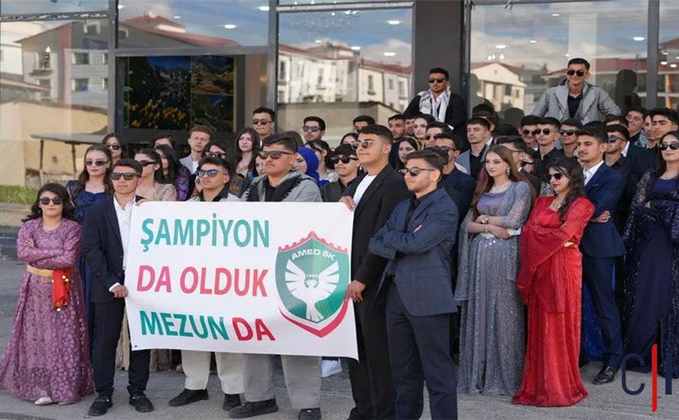 Hakkari'de Ezber Bozan Mezuniyet! Liselilerden Yöresel Kıyafetlerle Halay ve Gündem Olan Amedspor Pankartı