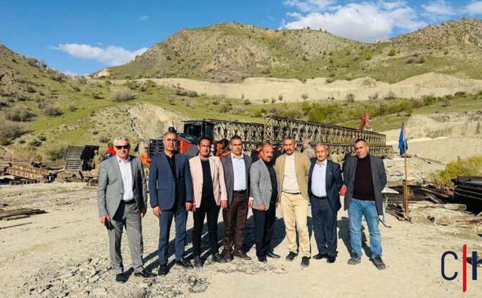 Hakkari Muhtarları Hakkâri-Van Yolundaki Panel Köprüyü yerinde İnceledi