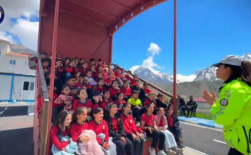 Hakkari’de Miniklere Trafik Dersi: Kurallar Parkta Öğrenildi