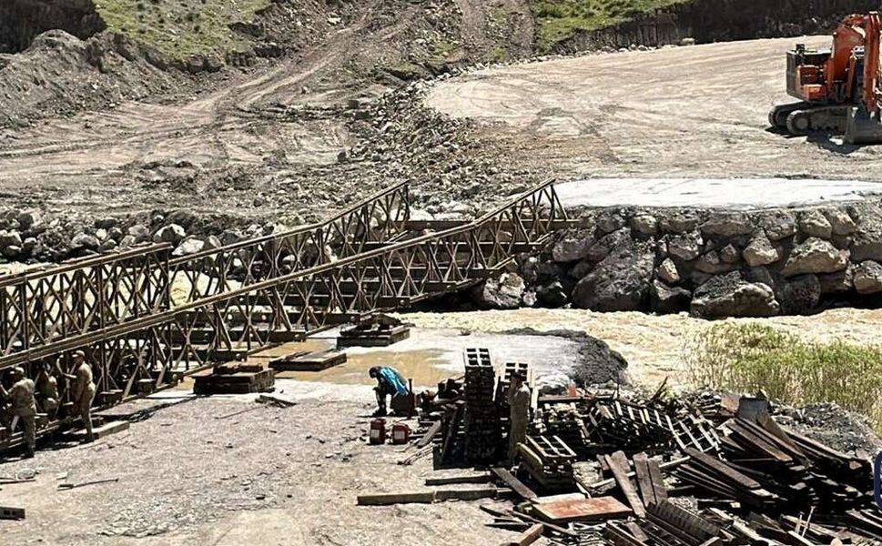 Hakkari-Van Yolunda Heyelan Sonrası Köprü Seferberliği