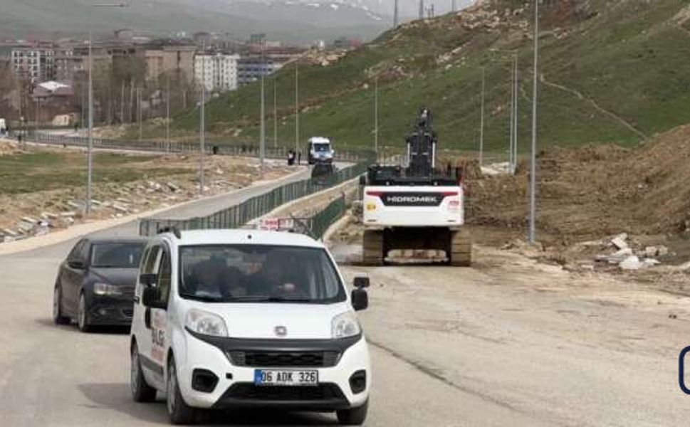 Yüksekova’da Heyelan Temizlenmeyince Tek Şerit Çileye Döndü