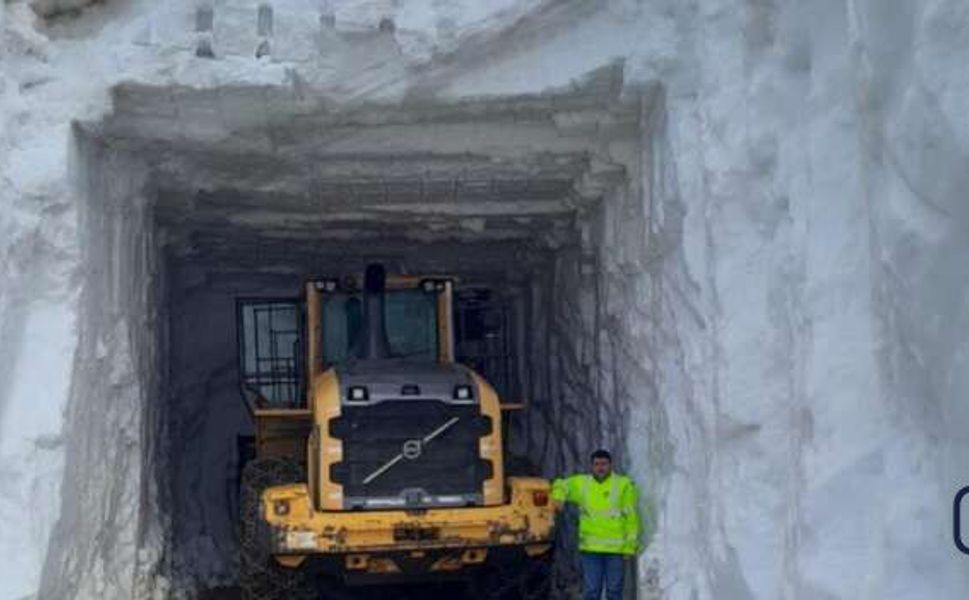 Hakkari'de 6 Metrelik Kar Tünellerinde Zorlu Mücadele