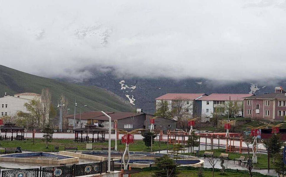Hakkari’de Mayıs Sürprizi: Yağmur Yerini Zirvelerde Kara Bıraktı